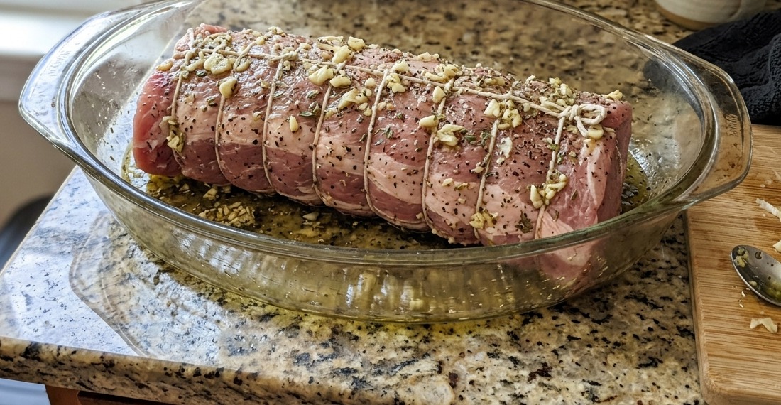 Schab obwiązany sznurkiem w naczyniu żaroodpornym natarty czosnkiem i majerankiem